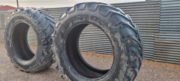 Pareja neumaticos traseros 650/65 R42